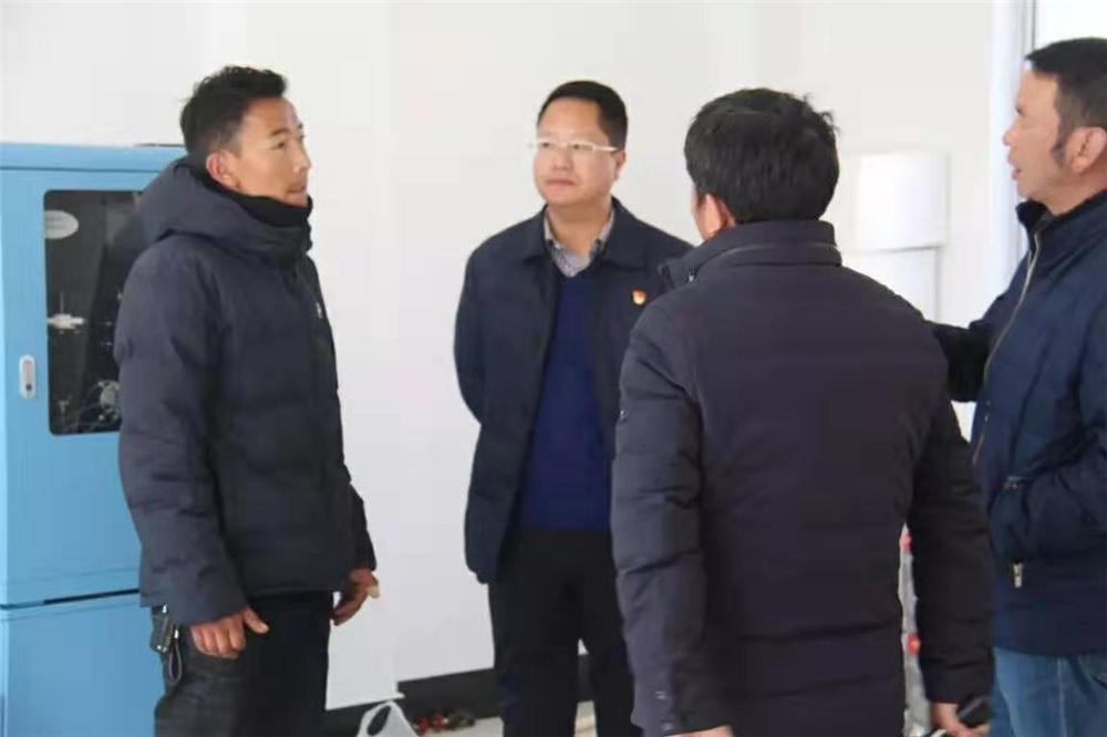 吉隆縣縣委副書記、縣長(zhǎng)胡紅等領(lǐng)導(dǎo)班子進(jìn)行檢查和指導(dǎo)工作